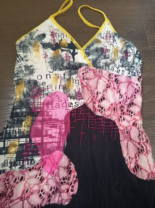Vestido negro y rosa estampado