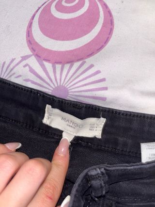 Vaqueros negros rotos