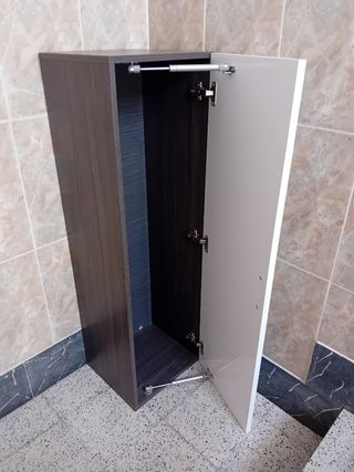 Mueble rinconero blanco y marrón