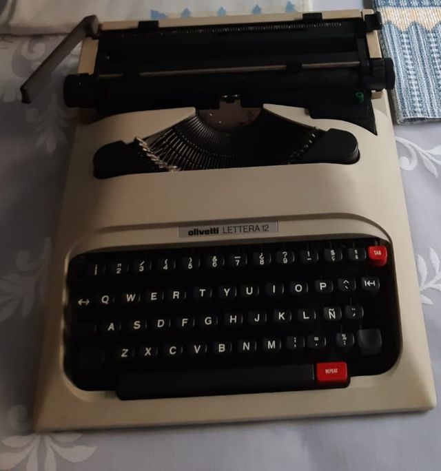 Olivetti Lettera 12 - Máquina de escribir