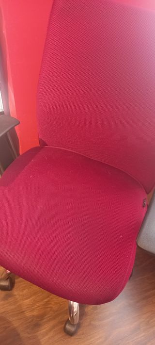 Silla oficina roja giratoria