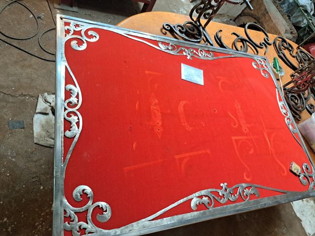 Expositor renacimiento - Metal repujado terciopelo