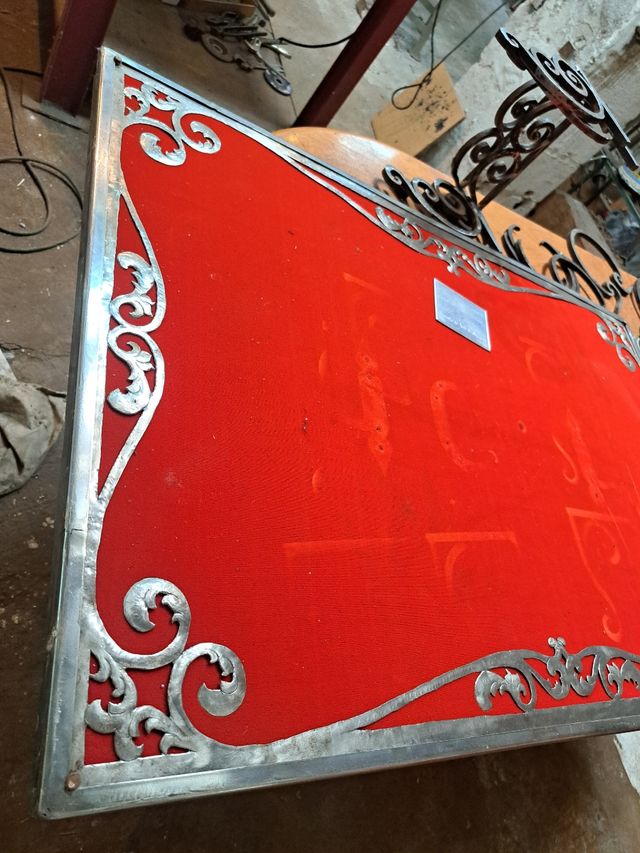 Expositor renacimiento - Metal repujado terciopelo