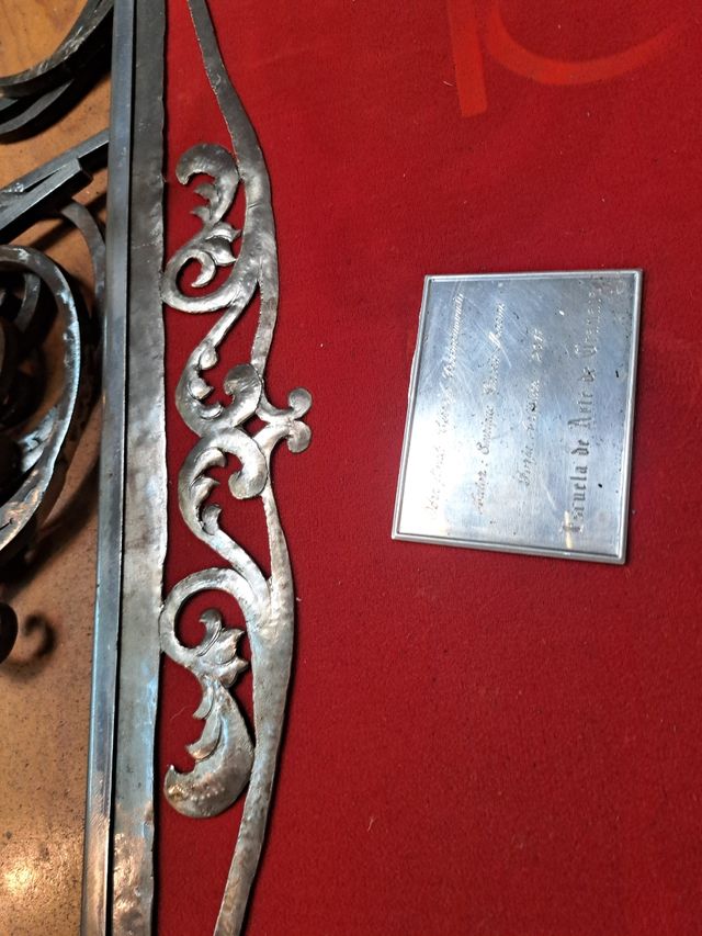 Expositor renacimiento - Metal repujado terciopelo