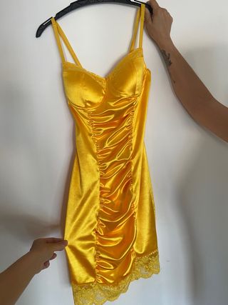 Vestido satén amarillo fiesta