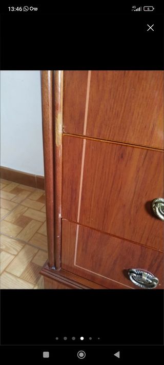 Dormitorio clásico: 2 camas, armario y cómoda