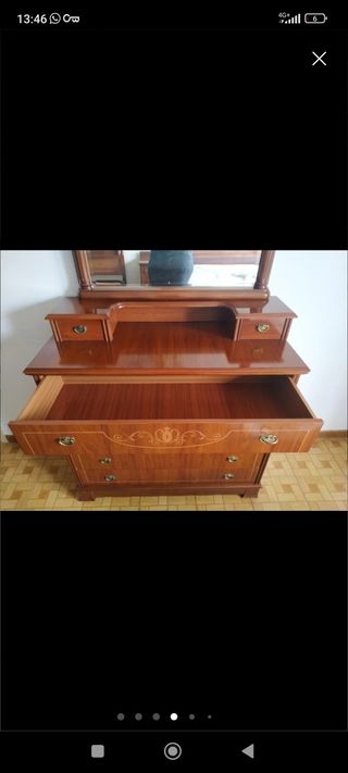 Dormitorio clásico: 2 camas, armario y cómoda