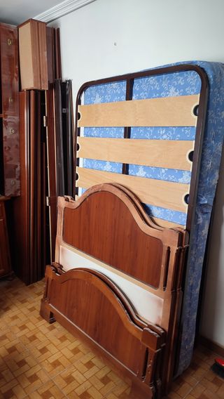 Dormitorio clásico: 2 camas, armario y cómoda