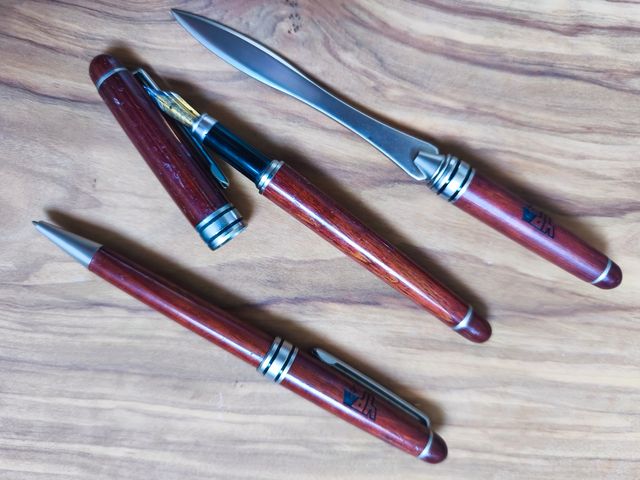 Bolígrafo, estilográfica y abrecartas madera