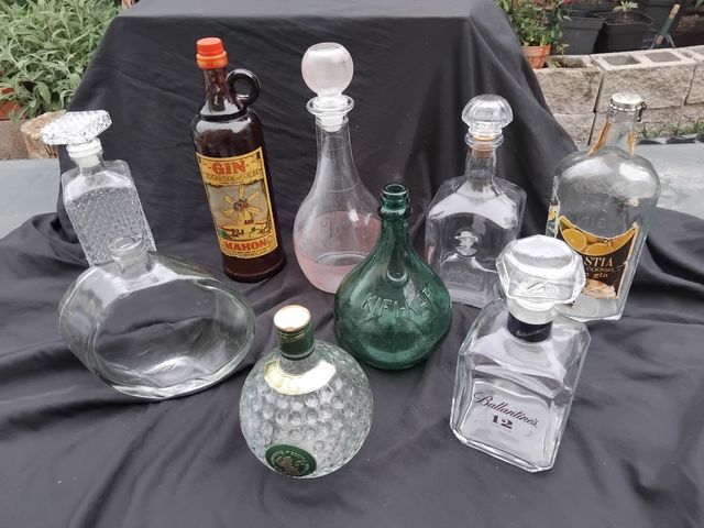 9 botellas vacías decoración