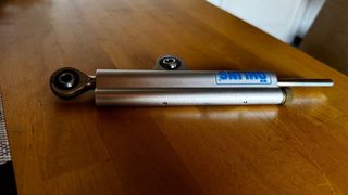 Amortiguador Öhlins dirección moto código SO1792

