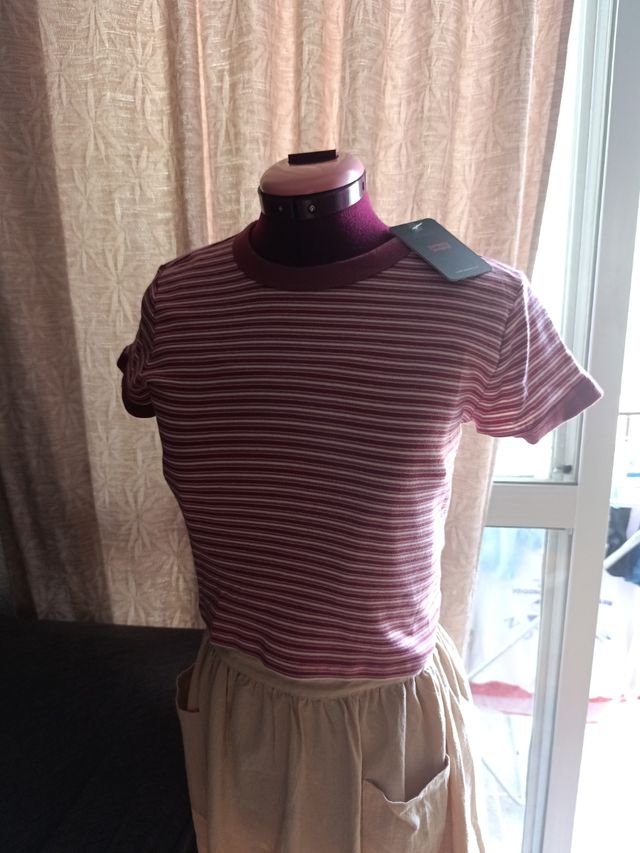 Camiseta Levi's rayas rojas y blancas