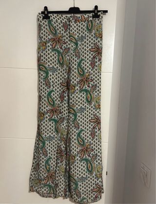 Pantalón campana estampado Zara