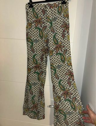 Pantalón campana estampado Zara