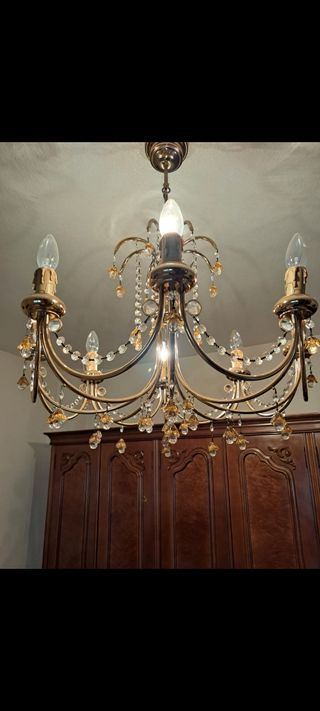 Lampara de araña dorada con cristales