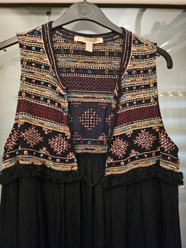 Chaleco negro largo pedrería