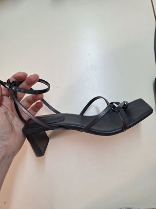 Sandalias COS negras tacón bajo