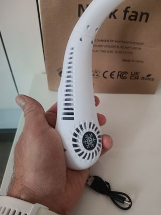 Ventilador de cuello portátil recargable por USB.