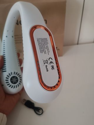 Ventilador de cuello portátil recargable por USB.
