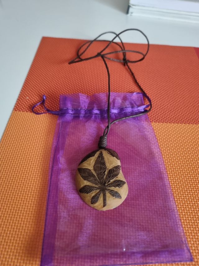 Collana con ciondolo foglia