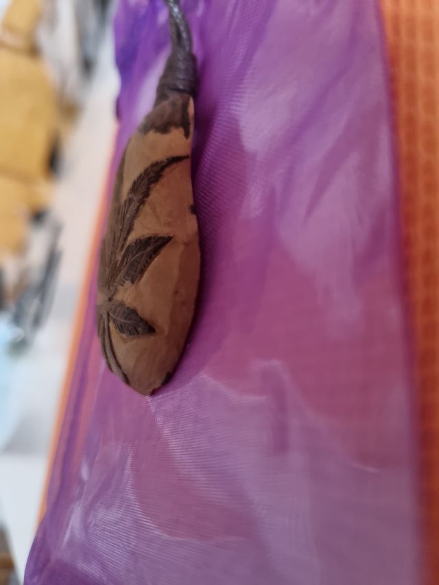 Collana con ciondolo foglia