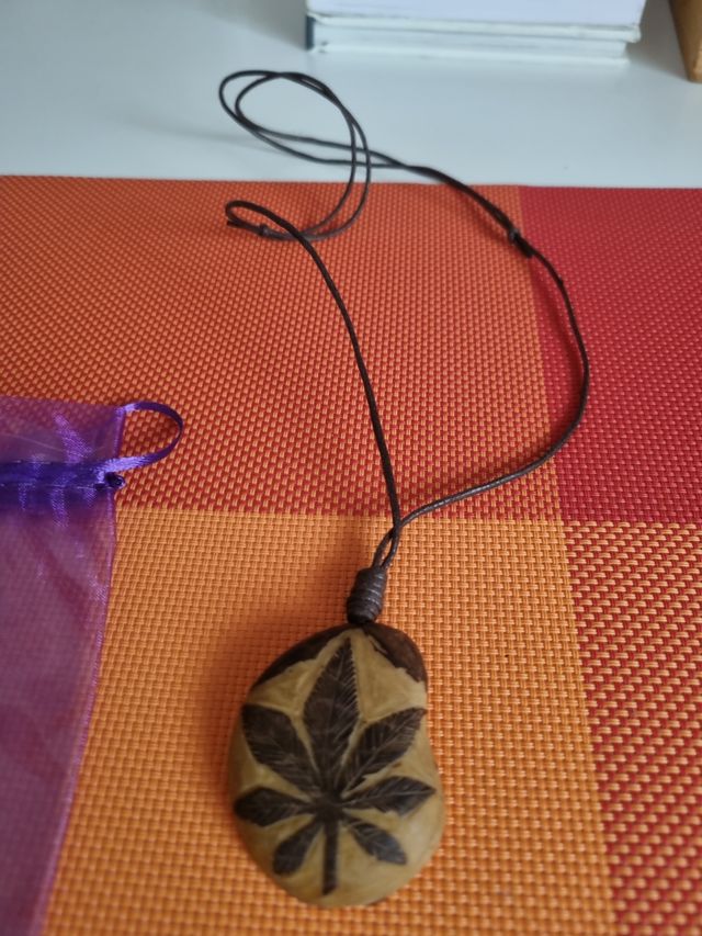 Collana con ciondolo foglia