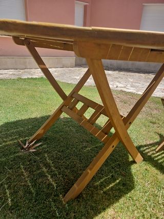 Mesa jardín + 4 sillas plegables madera