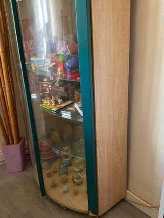 Vitrina expositora curvada beige y verde agua