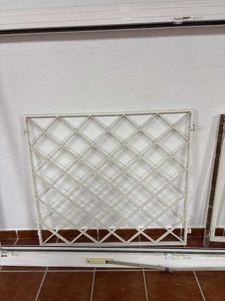 Reja metálica blanca ventana