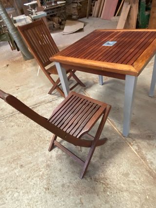 Mesa teka + 2 sillas plegables