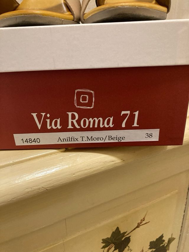 Sandali beige e marrone .