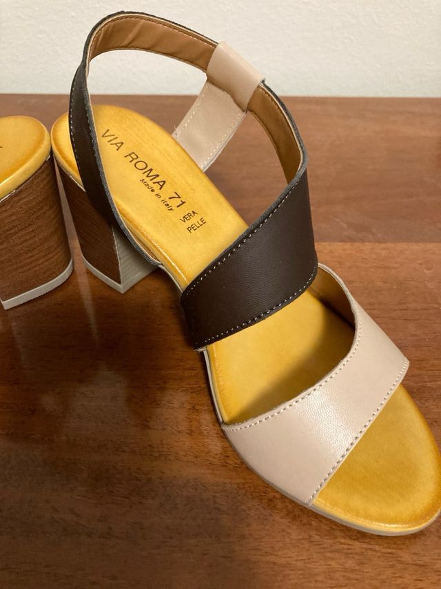 Sandali beige e marrone .