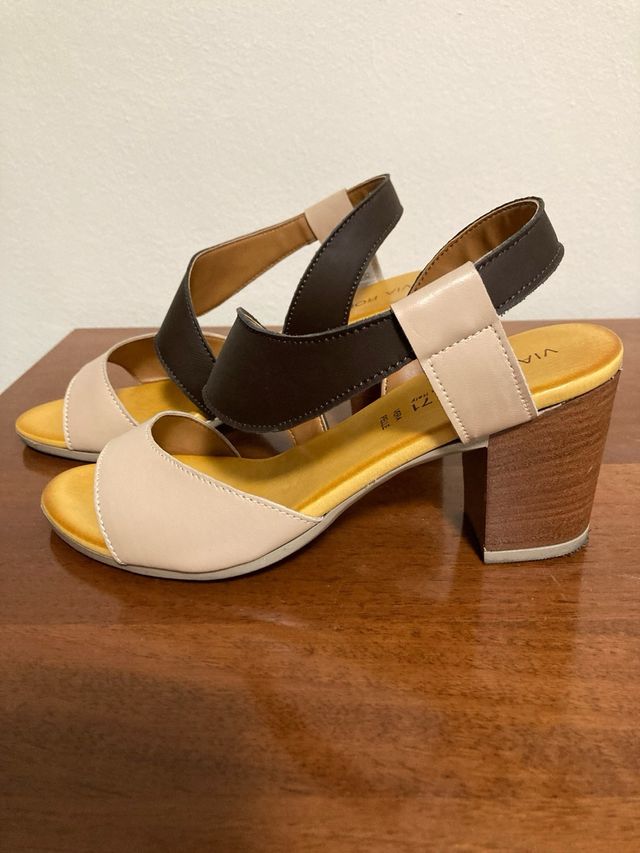 Sandali beige e marrone .