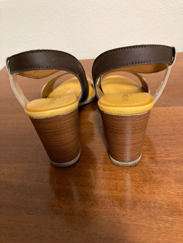 Sandali beige e marrone .