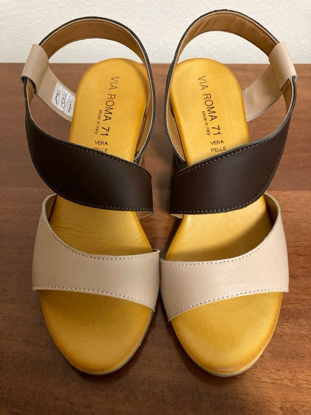 Sandali beige e marrone .