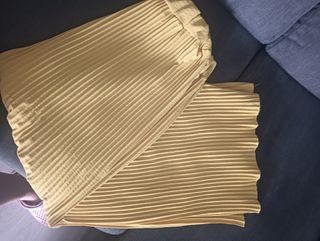 Pantalón plisado amarillo
