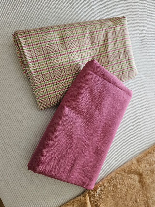 Telas: Cuadros verdes y rosas y lisa en rosa.