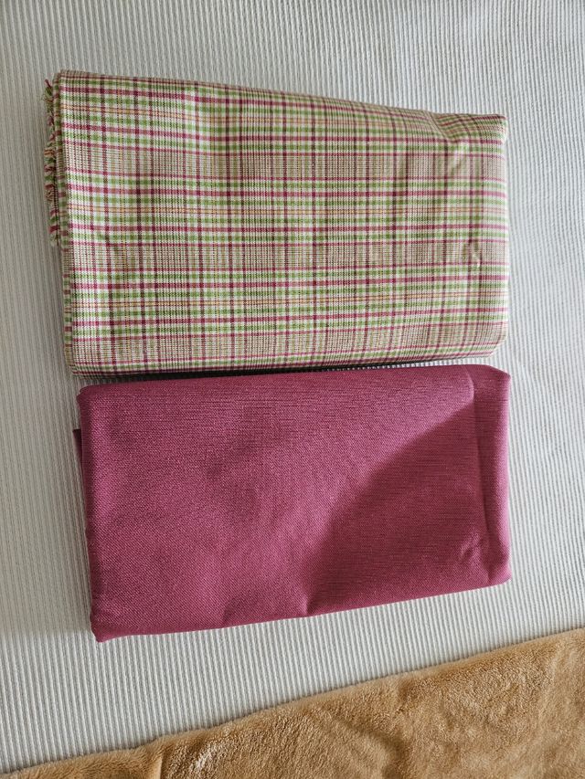 Telas: Cuadros verdes y rosas y lisa en rosa.