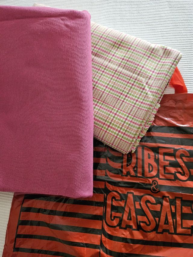 Telas: Cuadros verdes y rosas y lisa en rosa.