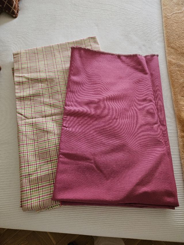 Telas: Cuadros verdes y rosas y lisa en rosa.