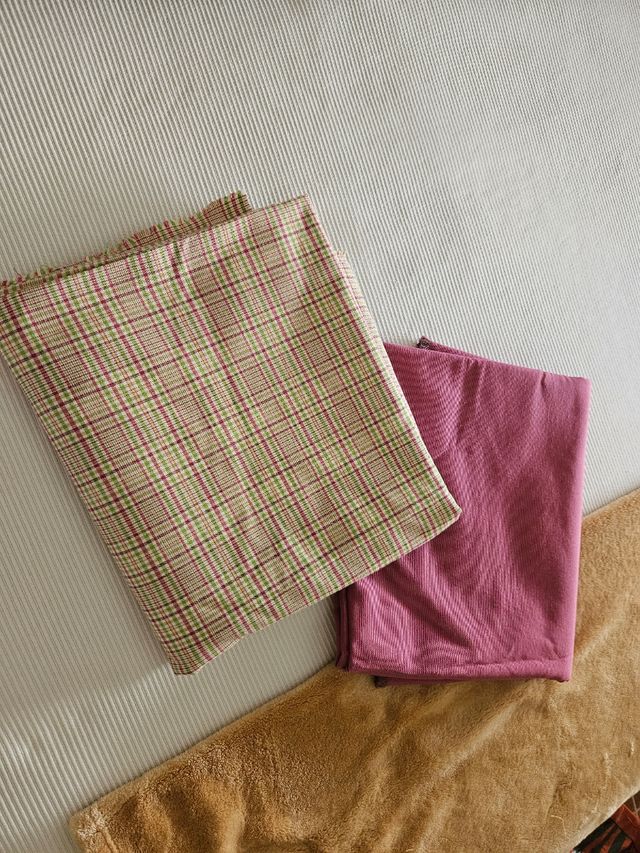 Telas: Cuadros verdes y rosas y lisa en rosa.