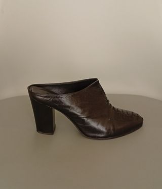 Zuecos negros de tacón alto