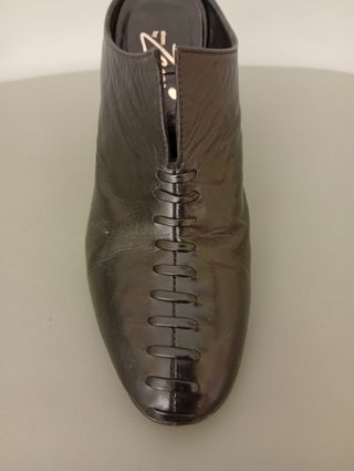 Zuecos negros de tacón alto