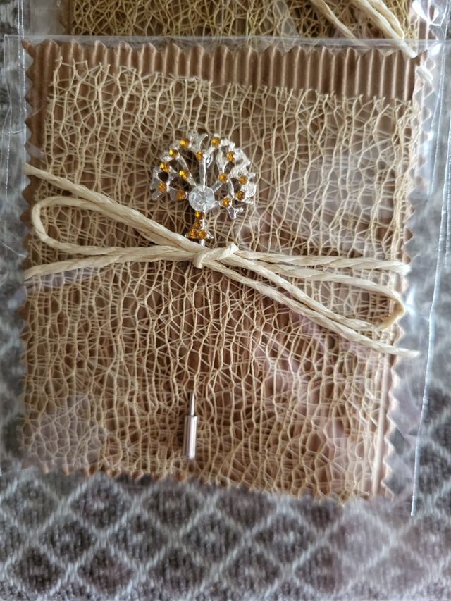 Alfileres decorativos azules y rojos