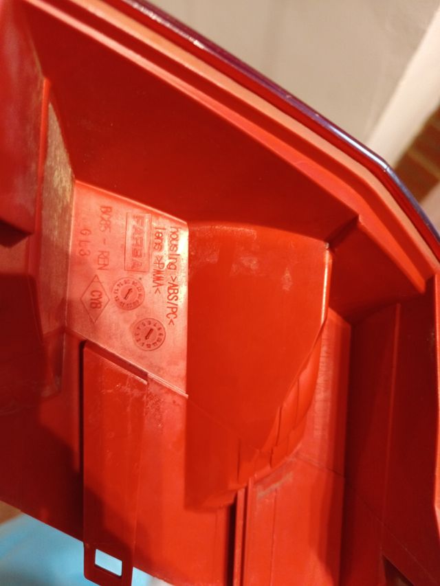 Pieza luz trasera Renault Clio 3