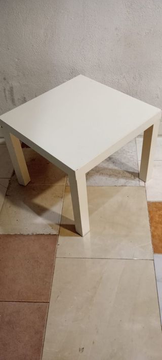 Mesa auxiliar blanca
MEDIDAS : 55 X 55 X 45