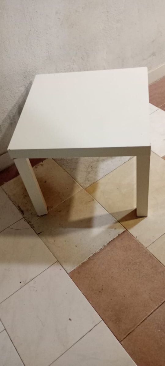 Mesa auxiliar blanca
MEDIDAS : 55 X 55 X 45

