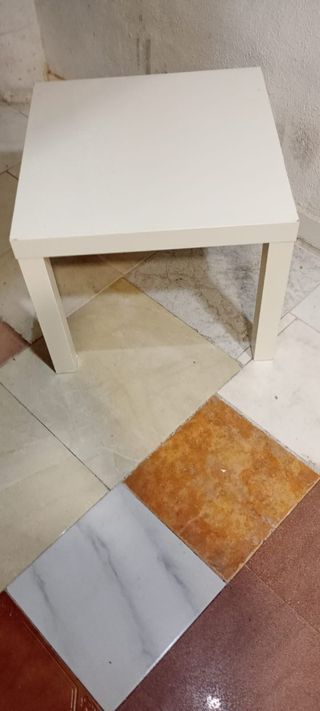 Mesa auxiliar blanca
MEDIDAS : 55 X 55 X 45