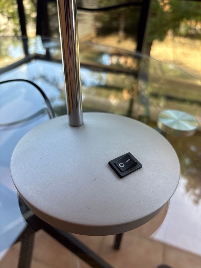 Lámpara escritorio LED gris plata,incluye bombilla