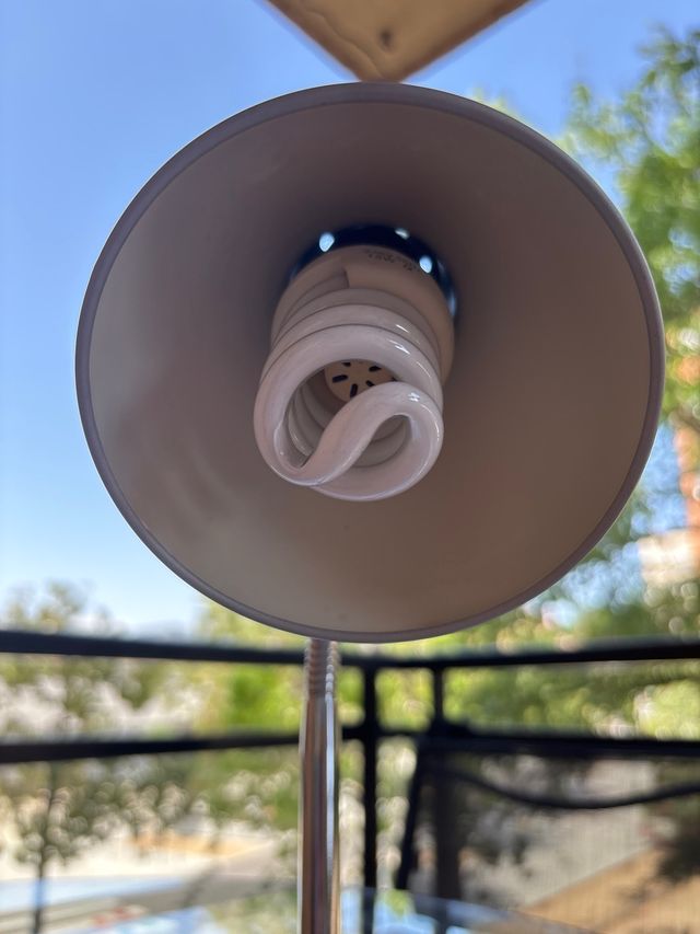 Lámpara escritorio LED gris plata,incluye bombilla